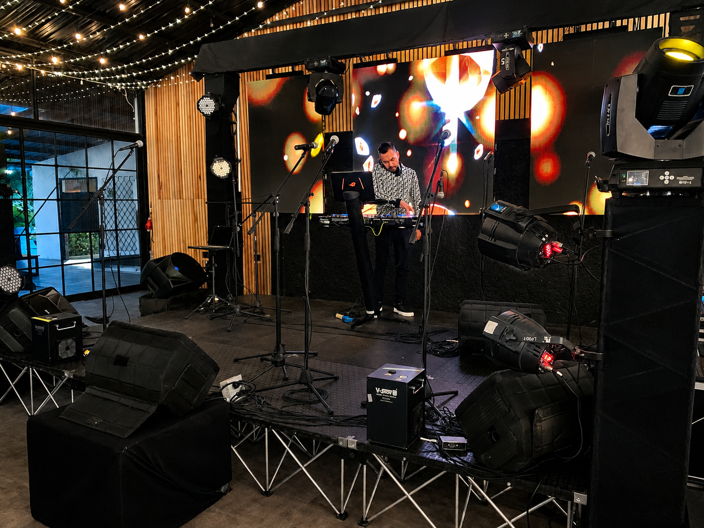 Escenario con DJ y luces brillantes