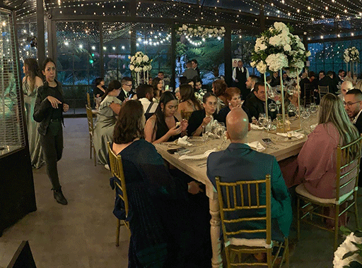 Cena elegante en un evento en boda.
