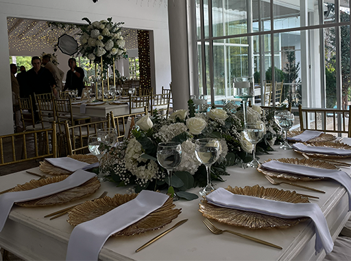Mesa elegante con decoración floral