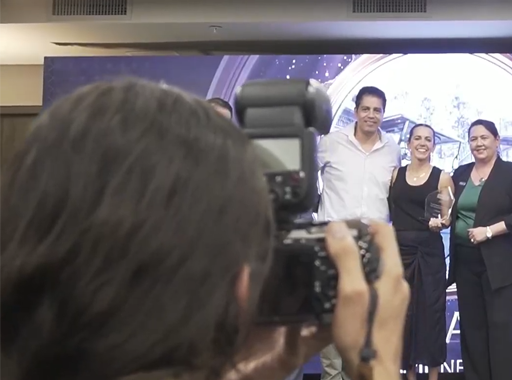 Personas posando para una foto