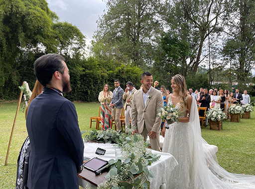 Boda al aire libre con pareja feliz